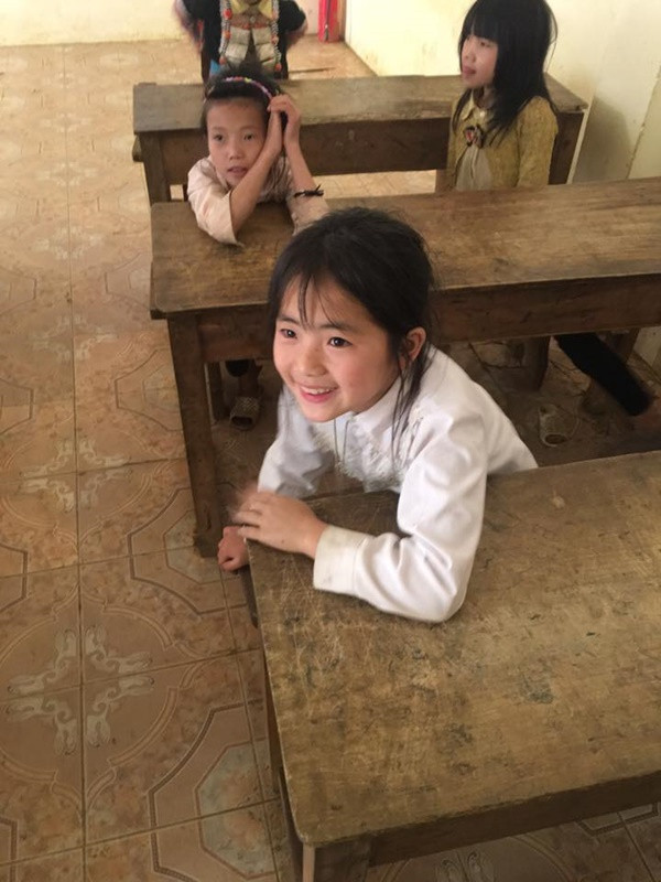 Đó là một cô bé có nước da trắng ngần, khuôn mặt bầu bĩnh, mắt to, tròn, lông mày thanh tú, đôi môi chúm chím xinh xinh. Mới nhìn thấy thôi mà nhiều người đã phải thốt lên: 'Xinh quá!'