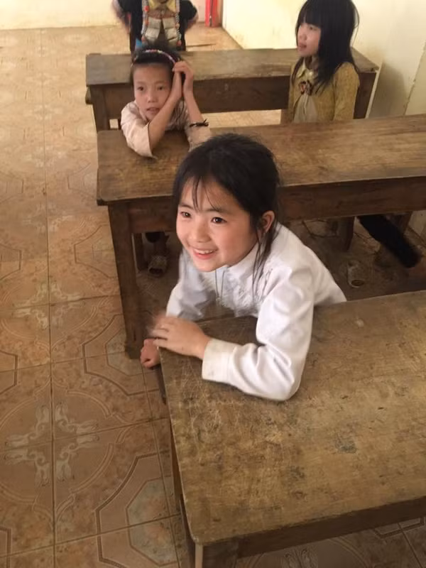 Đó là một cô bé có nước da trắng ngần, khuôn mặt bầu bĩnh, mắt to, tròn, lông mày thanh tú, đôi môi chúm chím xinh xinh. Mới nhìn thấy thôi mà nhiều người đã phải thốt lên: 'Xinh quá!'