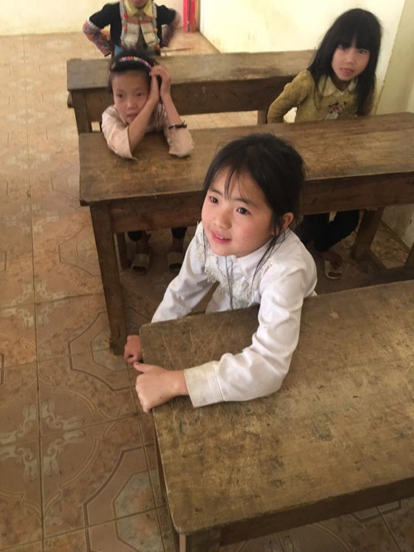 Bạn H.N bình luận: 'Em bé mộc mạc và vẫn xinh quá. Nếu có điều kiện như các bạn thành phố thì chắc em đã giống như một công chúa thực sự rồi'.