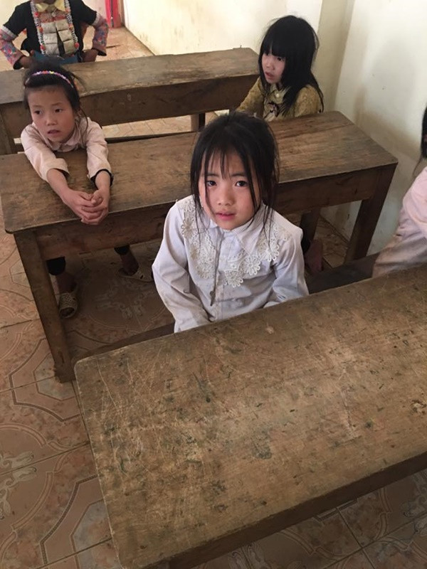 Những tấm hình được chụp trong lớp học này đã nhanh chóng thu hút gần 9.000 lượt yêu thích cùng hàng nghìn lượt bình luận, chia sẻ từ dân mạng. Ai nấy đều phải xuýt xoa 'thiên thần này từ đâu giáng xuống vậy?'. Nhiều cư dân mạng còn bày tỏ sự ao ước rằng sau này sẽ có một cô con gái xinh như vậy.