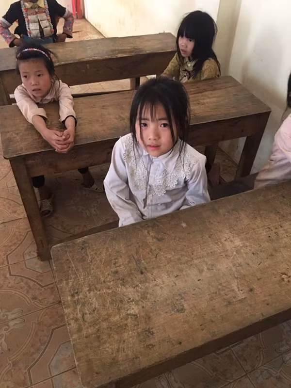 Những tấm hình được chụp trong lớp học này đã nhanh chóng thu hút gần 9.000 lượt yêu thích cùng hàng nghìn lượt bình luận, chia sẻ từ dân mạng. Ai nấy đều phải xuýt xoa 'thiên thần này từ đâu giáng xuống vậy?'. Nhiều cư dân mạng còn bày tỏ sự ao ước rằng sau này sẽ có một cô con gái xinh như vậy.