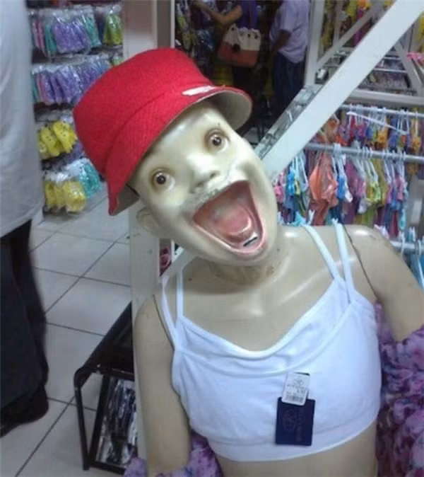 Nào cùng cười với ma-nơ-canh.