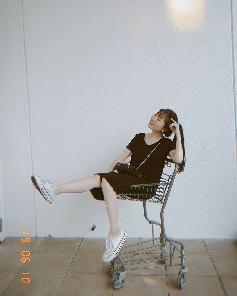 Hải Yến sở hữu giọng hát trong veo, ngọt ngào làm mê hoặc lòng người. Ngay từ nhỏ, tài năng ca múa của cô bạn đã được bộc lộ khi tham gia các chương trình văn nghệ ở trường, địa phương, đi thi các cuộc thi múa, hát.