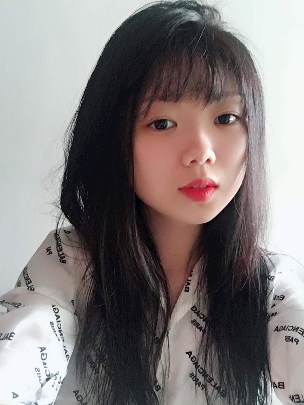 Hải Yến sở hữu khuôn mặt bầu bĩnh xinh xắn, đôi mắt to tròn cùng nước da trắng mịn. Thậm chí, ngắm nhìn nữ sinh 9X này nhiều người nhận xét là giống búp bê.