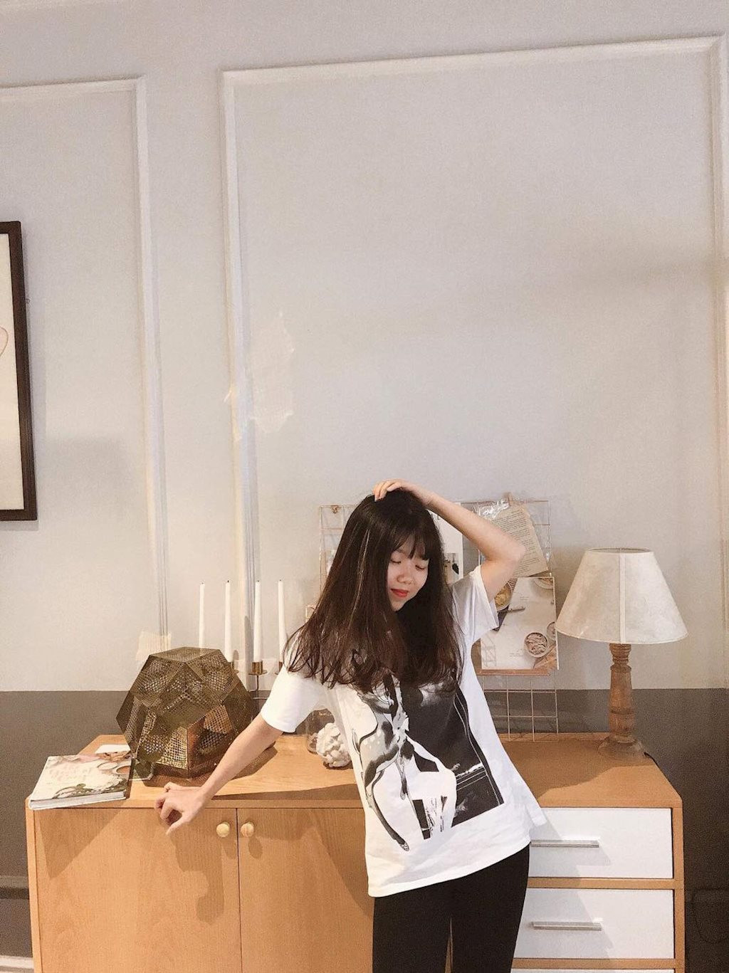 Đáng nhớ nhất là có lần đi xem phim bom tấn với lũ bạn, ai cũng được mua vé, mà mình thì không chỉ vì quên mang giấy tờ tuỳ thân chứng minh mình trên 18 tuổi. May sao có đứa bạn vẫn giữ ảnh chụp chứng minh thư của mình, cái trò mà troll nhau bằng ảnh CMTND chụp thời cấp 2, nên cuối cùng, cả đám cũng được cùng nhau xem phim." nữ sinh Hưng Yên cho biết thêm.