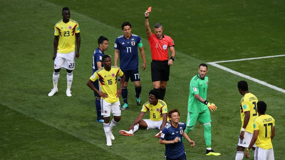 Mời đây, Carlos Sanchez trở thành nạn nhân của chiếc thẻ đỏ đầu tiên tại World Cup 2018. Trong trận đấu giữa Colombia và Nhật Bản, chỉ sau 3 phút bóng lăn trọng tài đã dùng công nghệ VAR xác định cầu thủ của Colombia đã dùng tay chơi bóng.