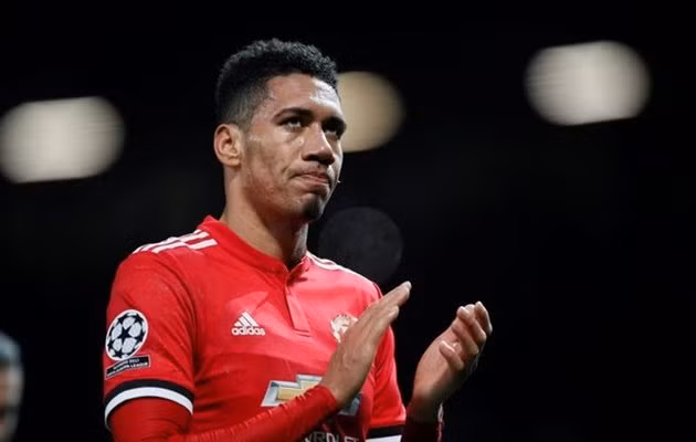 M.U sẽ xem xét lời đề nghị của Everton cho trung vệ Chris Smalling nếu Quỷ đỏ chiêu mộ thành công Samuel Umtiti từ Barcelona.