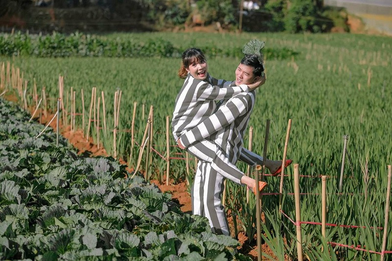 Nhiều người bày tỏ sự thú vị trước ý tưởng độc đáo của bộ ảnh cưới trong trại giam trên nhưng cũng không ít người lên tiếng phản đối khi cho rằng ý tưởng của cặp vợ chồng Sài Gòn có phần quá đà và phản cảm.