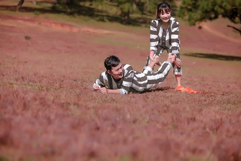 Trả lời thắc mắc của mọi người về nguồn gốc trang phục trong album ảnh cưới độc đáo của mình, cặp vợ chồng trẻ cho biết: "Bọn mình tìm mua vải rồi may. Đồ này ở ngoài không bán nên việc đi tìm vải để may cũng rất khó khăn. Hai vợ chồng phải đi hết chợ vải lớn ở TP HCM mới tìm thấy. Đi tới đâu hỏi mua người ta cũng cười vì thấy lạ quá".