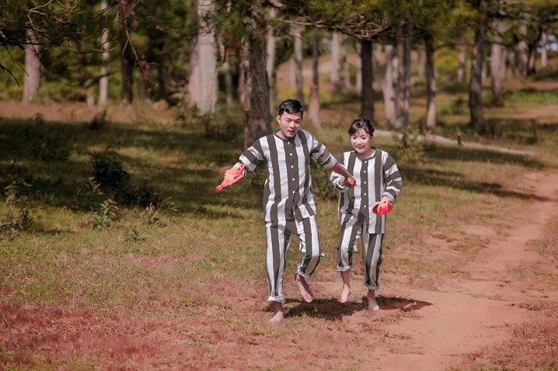 Nickname A.T dí dỏm trêu: "Ôi trời... chụp như vậy chẳng may hai vợ chồng lại đi tù thật thì buồn cười".