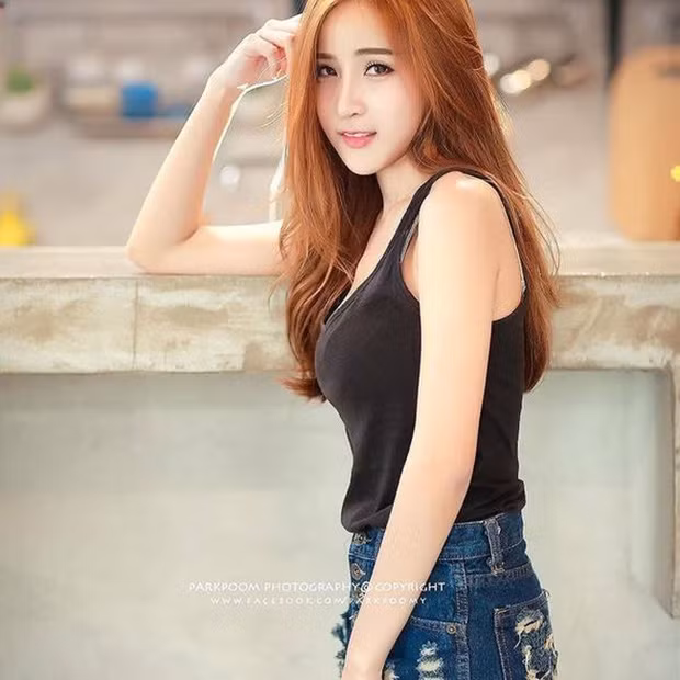 Được đánh giá là một trong những hot girl Thái Lan có tầm ảnh hưởng lớn trong cư dân mạng nước này. Mỗi bức ảnh mà mỹ nữ Thái Lan này đăng lên nhận được hàng trăm ngàn lượt like và comment.