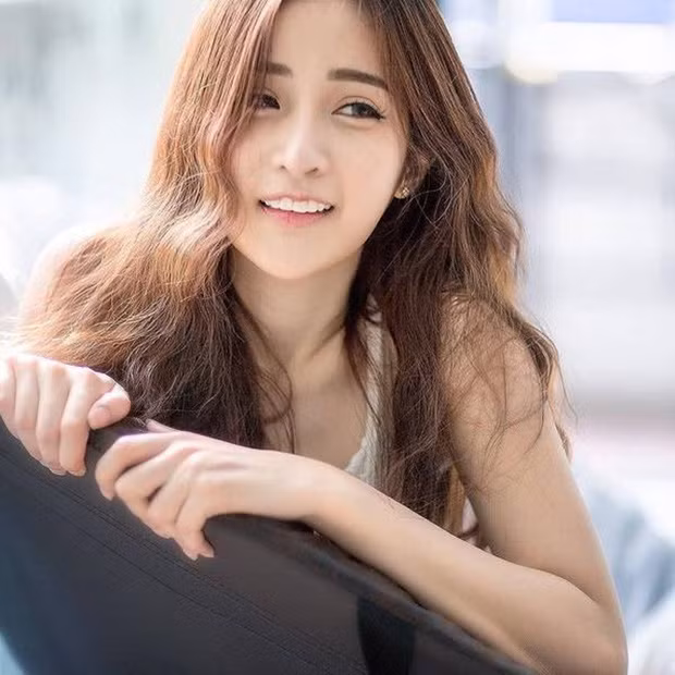 Mới đây, trên trang cá nhân của mình, Feary đã cho đăng tải những bức ảnh khoe vòng eo con kiến khiến nhiều anh chàng phải mải miết ngắm nhìn.