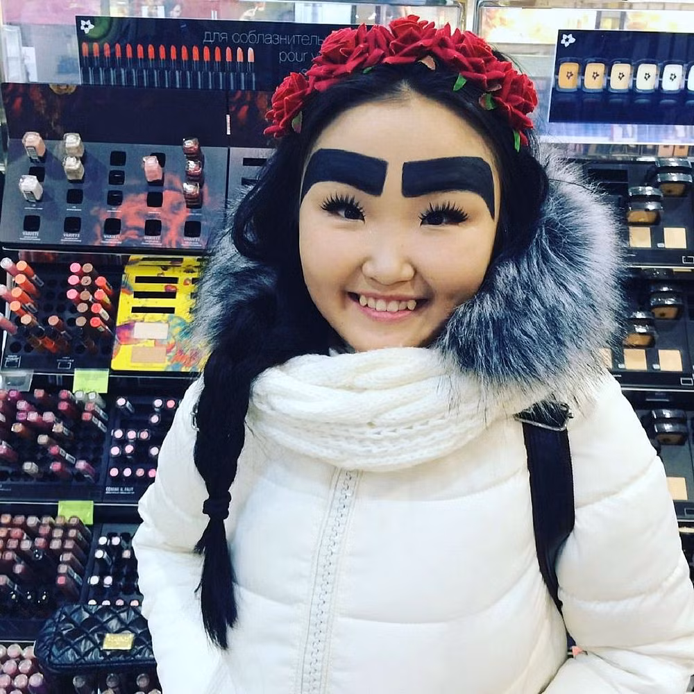 Dù gì cũng không thể phủ nhận, cặp lông mày kỳ lạ nhưng độc đáo đã mang lại cho Anzhelika Protodyakonova nhiều cơ hội, lợi ích.