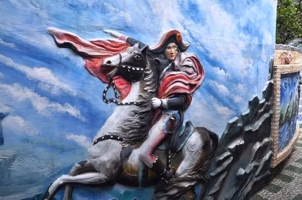 Một đại gia trong ngành kinh doanh gỗ có tiếng ở Đà Thành thắc mắc, không hiểu bằng cách nào mà đại gia Quang mang được khúc gỗ đỏ quý, nguyên khối này về khu biệt phủ mà kiểm lâm không hề hay biết.