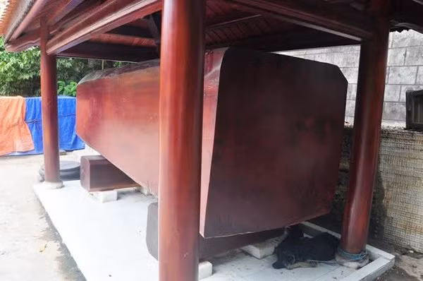 Bí thư Chi bộ tổ 12 Kim Liên Nguyễn Bá Lưỡng và ông Trần Tình - Trưởng ban công tác mặt trận tổ 12 Kim Liên (phường Hòa Hiệp Bắc, quận Liên Chiểu, Đà Nẵng) cho biết, hơn 2 tuần qua khi có quyết định phá dỡ khu biệt phủ này, ông cũng như nhiều người dân mất ngủ vì thấy “tiếc đứt ruột, đứt gan”.