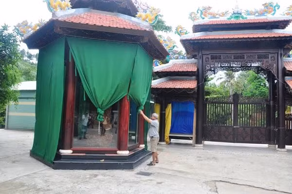 Cả khu biệt phủ kín cổng cao tường giờ chỉ còn một bảo vệ và vài người làm vườn. Hỏi chủ nhân khu biệt phủ, đại gia Ngô Văn Quang, người bảo vệ lắc đầu, nói rằng kể từ khi dư luận lên tiếng về việc xây dựng trái phép tại đây và chính quyền địa phương vào cuộc thì ông Quang rất ít khi xuất hiện.