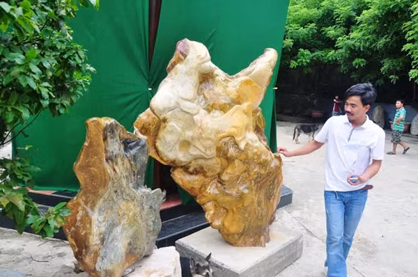 Khối đá được trưng bày trong khuôn viên biệt phủ 100 tỷ.