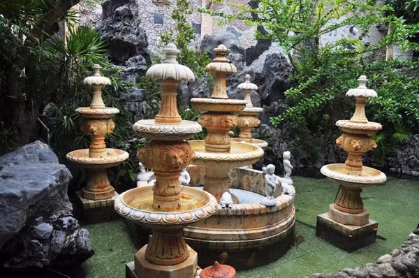 Trên những bức tường trong khu biệt phủ là tượng hổ oai phong, ao cá cùng những tảng đá quý. Chúng có xuất xứ tận miền núi Phước Sơn.