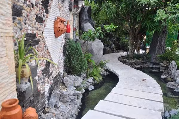 Phía bên trong khu biệt phủ, khi tận mắt chứng kiến mới cảm nhận được sự nguy nga chẳng khác nào cung vua phủ chúa ngày xưa, với những tượng gỗ, nhà rường gỗ quý hiếm.