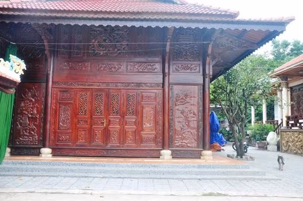 Gian nhà được làm từ gỗ nguyên khối trong biệt phủ của đại gia Quang.