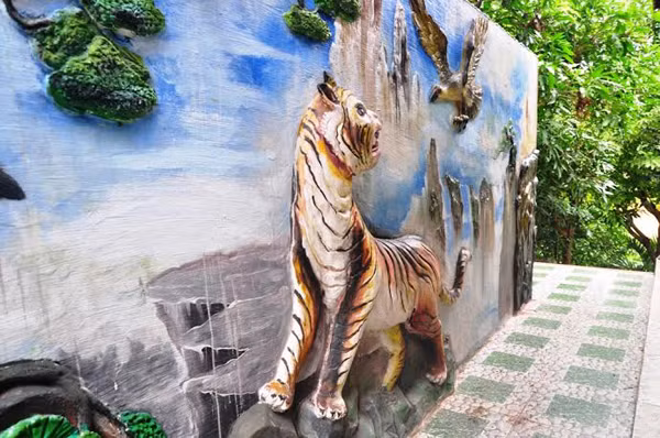 “Đó là chưa nói đến lượng gỗ lớn khác để làm những ngôi nhà to vật vã. Không đơn giản để tìm và vận chuyển số gỗ này qua các trạm kiểm lâm nếu không có giấy phép” - vị đại gia này nói.