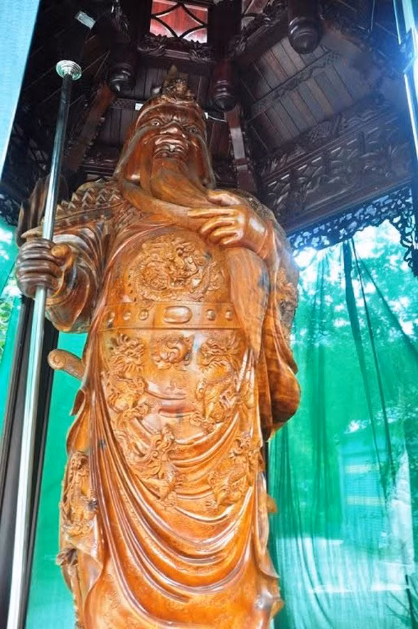 Người này cho hay, kể từ khi công trình bị đình chỉ xây dựng vì chưa cấp phép trên đất rừng đặc dụng, mọi việc đều đã dừng lại. Một số công trình bằng gỗ vừa dựng xong đang được che chắn, bảo vệ.