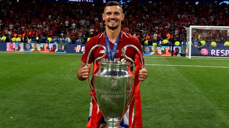 AS Roma đã chỉnh thước ngắm sang 1 cái tên khác, đó là Dejan Lovren. Trung vệ 30 tuổi đã có 1 mùa giải thành công cùng Liverpool. Đội chủ sân Anfield đã cạnh tranh sòng phẳng với Manchester City trong cuộc đua giành chức vô địch Premier League và chỉ chịu thất bại ở vòng đấu cuối cùng.