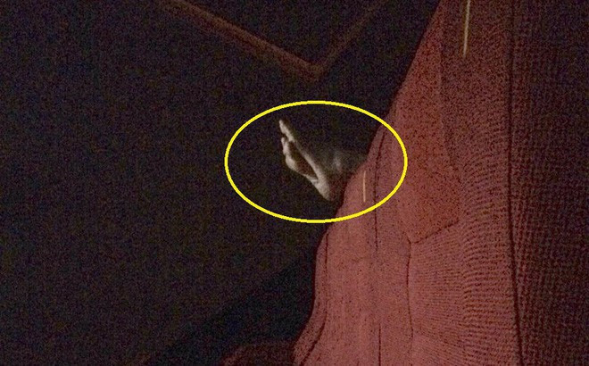 Đi kèm chính là bức ảnh về một đôi nam nữ đi xem phim. Dù mua vé đôi nhưng họ có cách hành xử khiến người ta bực bội. Cô gái ngồi hẳn lên đùi chàng trai và trở nên cao nổi bật trong tất cả mọi người trong rạp. Đây quả là một vấn đề lớn cho những người ngồi phía sau. Chắc chắn họ không thể thoải mái xem phim khi xuất hiện vật cản trong tầm mắt như vậy.