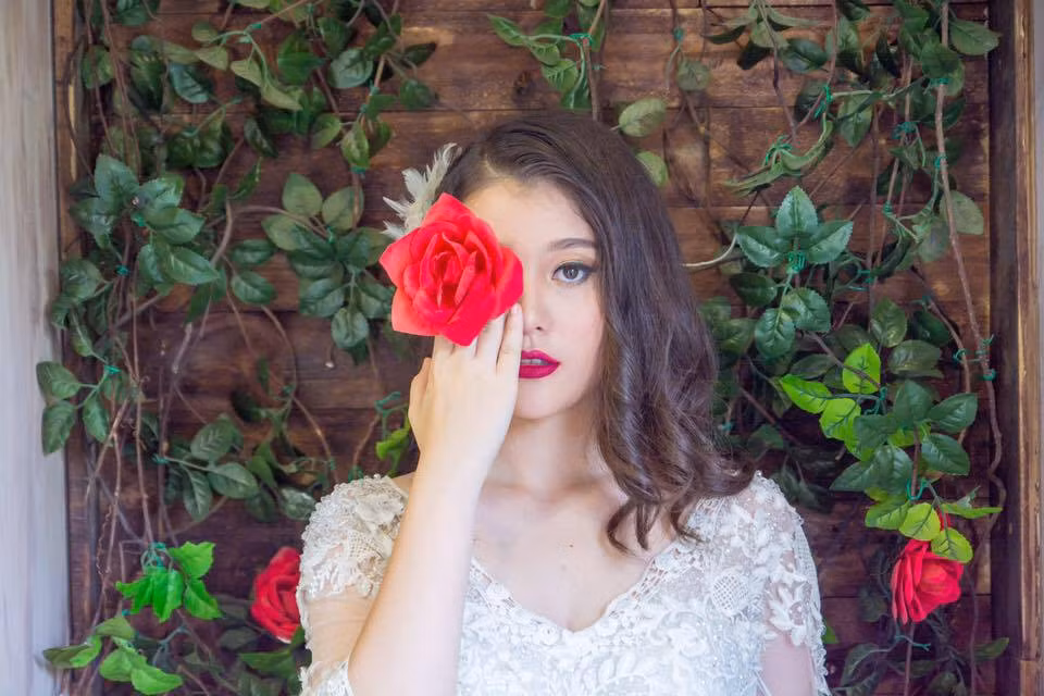 Không chỉ có khuôn mặt đẹp, bông hồng lai Nhật Anh còn có chiều cao nổi trội 1m67, nó cũng giúp cô nàng theo đuổi được đam mê làm người mẫu ảnh của mình.