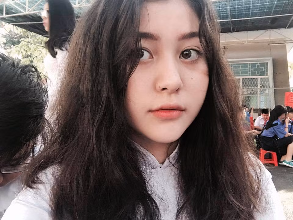 Nữ sinh 10X lai Việt - Mỹ được nhắc đến tên là Wilson Nhật Anh, sinh năm 2002, có bố là người Mỹ. Nhật Anh hiện đang là học sinh trường THCS Hai Bà Trưng (TP.HCM).