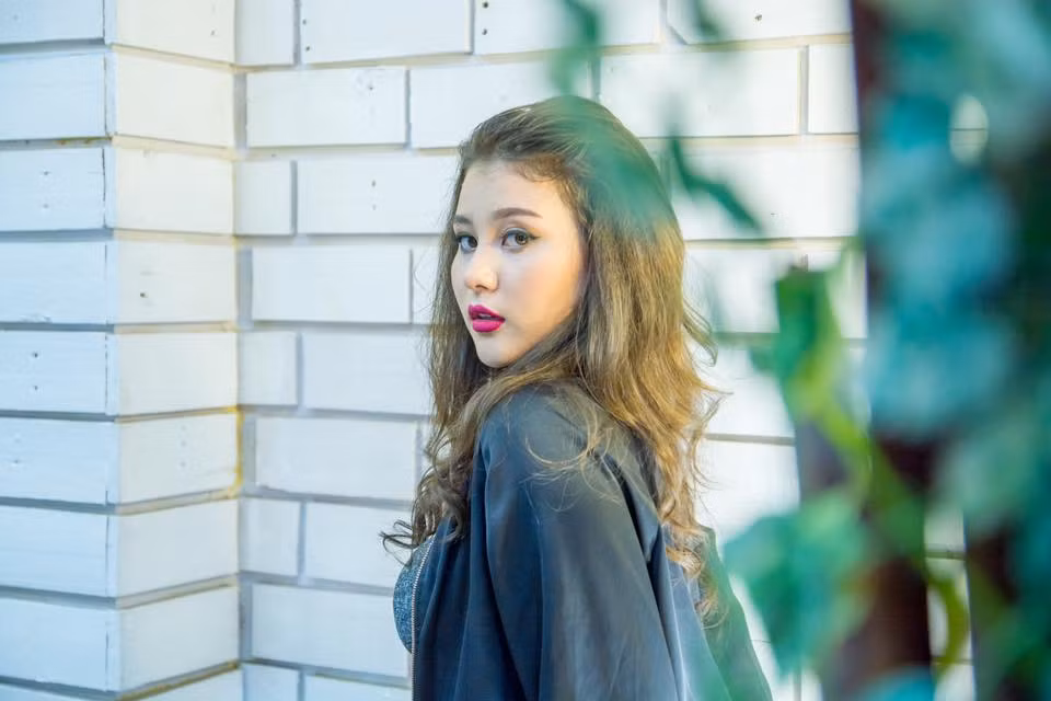 Trên trang cá nhân của mình, Nhật Anh nhận được khá nhiều sự quan và yêu mến của dân mạng. Cô bạn cảm thấy hạnh phúc vì điều đó và luôn nỗ lực xây dựng hình ảnh thân thiện, hòa đồng với mọi người.