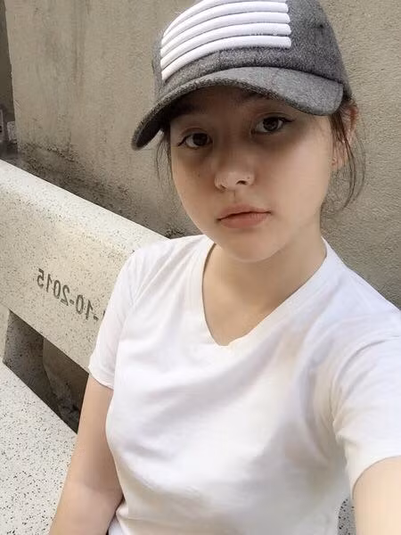 Nhật Anh tạo được ấn tượng với người đối diện bởi gương mặt hài hòa, xinh đẹp của một bông hồng lai, bên cạnh đó, cô bạn 10X lai Việt - Mỹ này còn sở hữu đôi mắt to, tròn đen láy và nước da sáng. sống mũi cao và khuôn miệng xinh xắn giúp cô bạn biểu cảm tốt trước ống kính.