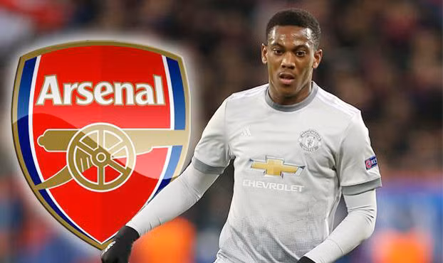 M.U cười vào mặt Arsenal vụ Martial: Trong bối cảnh Alexis Sanchez chuẩn bị nói lời chia tay sân Emirates, HLV Wenger đã lên kế hoạch chiêu mộ Martial thay thế. Tuy nhiên, nguồn tin từ Transfer Market Web cho hay, M.U lập tức dội gáo nước lạnh lên đối thủ khi bác bỏ lời đề nghị đầu tiên mà Pháo thủ gửi đến. Mourinho vẫn xem Martial là quân bài quan trọng trong kế hoạch, nên sẽ không để cậu học trò ra đi giữa lúc thi đấu thăng hoa.