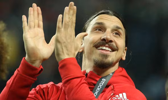 Ibrahimovic tái xuất trong tháng này: Hôm qua, báo chí Anh đưa tin, Zlatan Ibrahimovic có thể sẵn sàng cùng MU đối mặt với Arsenal ở đại chiến diễn ra vào tháng 12. Tuy nhiên, theo tin mới nhất từ The Sun, chân sút lão tướng này còn có thể trở lại sớm hơn thế: ngay trong tháng 10 này. Ảnh: The Sun