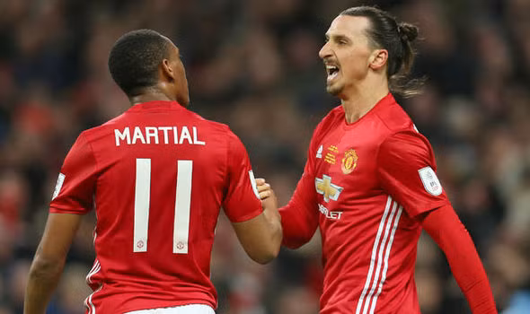 Barca gạ MU "nhượng" Martial: Tờ Mundo loan báo, Barcelona đang có một kế hoạch đầy tham vọng: mang cầu thủ đang đạt phong độ rất tốt trong tay HLV Jose Mourinho về Nou Camp vào cuối mùa. Theo Mundo, Barcelona đang theo dõi sát tình hình của Martial và đang chờ thời cơ thích hợp để gạ MU "nhượng" lại chân sút người Pháp. Người của đội bóng xứ Catalan đánh giá, Martial thực ra không phải mẫu ưa thích của Mourinho, nhưng vì khan người nên ông mới dùng. Ảnh: Mundo