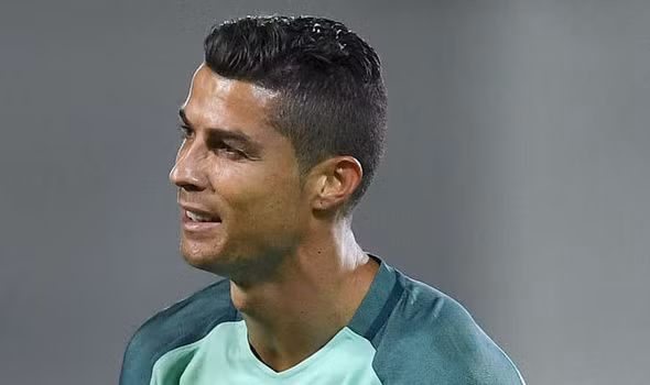 Chơi kém, Ronaldo đổ lỗi cho đồng đội đàn em: Theo thông tin chuyển nhượng bóng đá từ tờ Diario Gol, Ronaldo ghen tị với Messi, đã ghi 11 bàn ở La Liga và là 14 nếu tính trên mọi mặt trận. Ở tuyển Argentina, Messi đang gặp khó nhưng với Barca, rõ ràng số 10 đang bước vào mùa giải rất tưng bừng. Ảnh: Diario Gol,