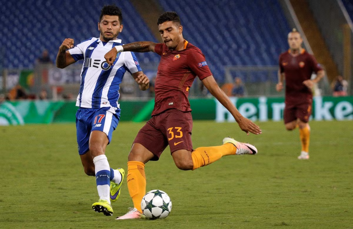 Sở hữu thể hình lý tưởng cũng như sức trẻ, hậu vệ Emerson (đỏ) của CLB AS Roma đã giành chiến thắng 90% các pha không chiến tại Serie A.