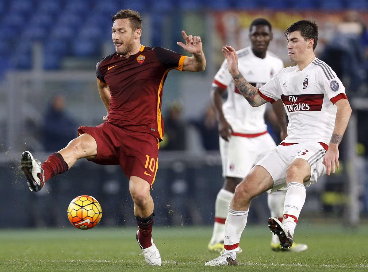 Alessio Romagnoli (trắng) là một tài năng trẻ được các ông chủ của AC Milan rất kỳ vọng. Trung bình mỗi trận đấu, Romagnoli có 9 pha phòng ngự trước đối phương tại Serie A.