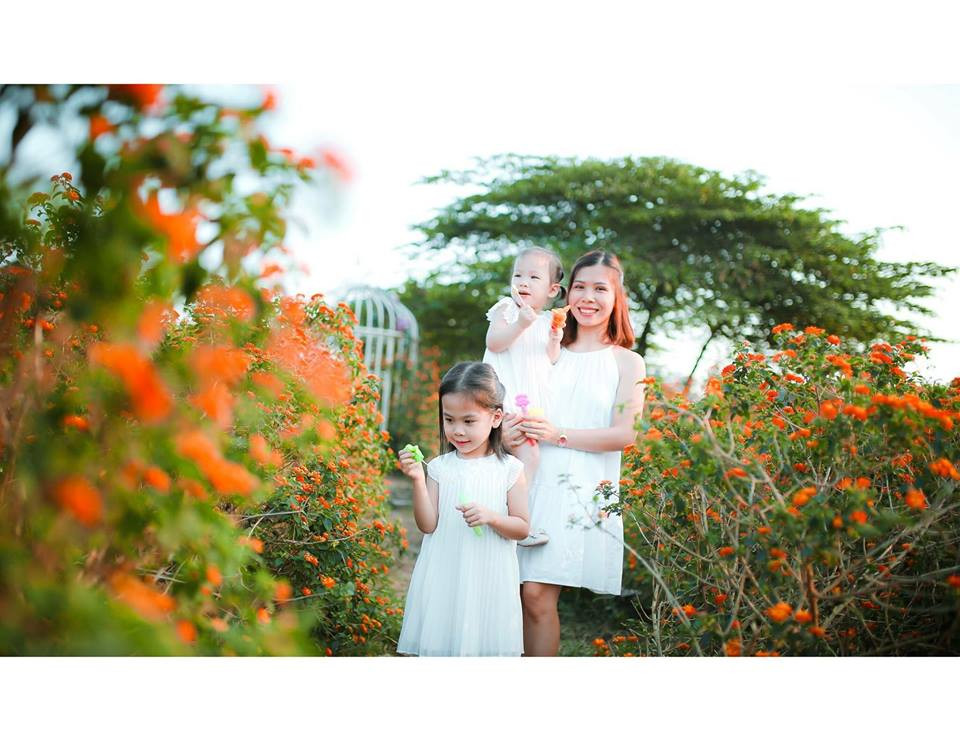 Ngắm những khoảnh khắc siêu đáng yêu của 3 mẹ con chị Giang khiến mọi bà mẹ thèm muốn có được một cô con gái.