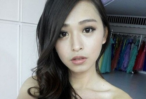 Vẻ đẹp nữ tính của "nam sinh thả rông vòng một" khiến nhiều cô gái phải cúi mặt tự ti.