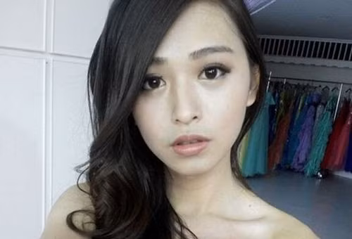 Vẻ đẹp nữ tính của "nam sinh thả rông vòng một" khiến nhiều cô gái phải cúi mặt tự ti.