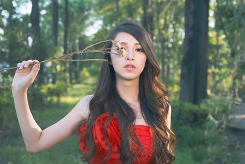 Với bức ảnh mỹ nữ Trung Quốc thả rông vòng một phía dưới là một chiếc váy đỏ của mình, Quách Thuần đã nổi như cồn trên mạng xã hội của Trung Quốc. Nhưng nhân vật này càng nổi hơn khi bị cư dân mạng nước này phát hiện rằng cô thực chất là một nam sinh. Cụ thể, tờ Etoday (một trang tin của Trung Quốc) đã đưa tin rằng Quách Thuần thực ra là một nam sinh khiến nhiều cư dân mạng phải cười ngẩn ngơ với thông tin sốc này.