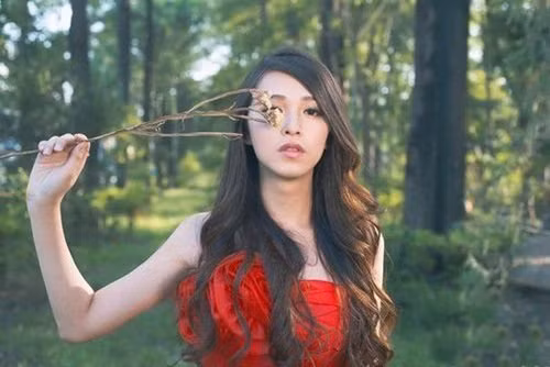 Với bức ảnh mỹ nữ Trung Quốc thả rông vòng một phía dưới là một chiếc váy đỏ của mình, Quách Thuần đã nổi như cồn trên mạng xã hội của Trung Quốc. Nhưng nhân vật này càng nổi hơn khi bị cư dân mạng nước này phát hiện rằng cô thực chất là một nam sinh. Cụ thể, tờ Etoday (một trang tin của Trung Quốc) đã đưa tin rằng Quách Thuần thực ra là một nam sinh khiến nhiều cư dân mạng phải cười ngẩn ngơ với thông tin sốc này.