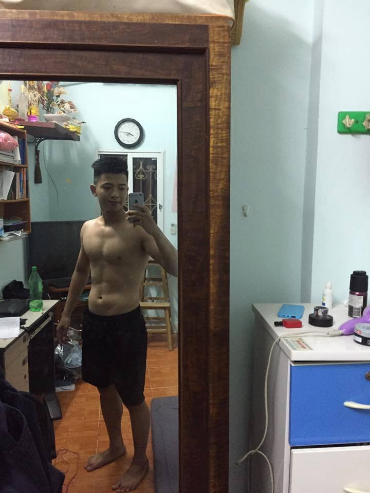 Thân hình săn chắc với 6 múi nổi bật của chàng bảo an khiến cho chị em không mê sao được.