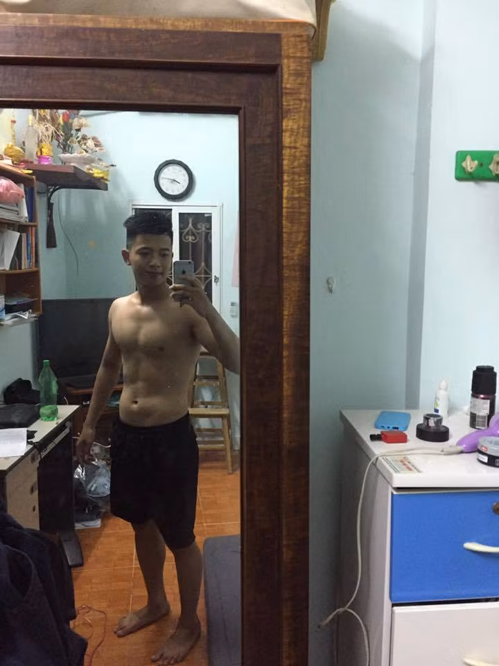 Thân hình săn chắc với 6 múi nổi bật của chàng bảo an khiến cho chị em không mê sao được.