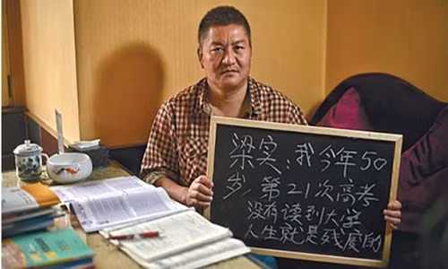 Nguoi dan ong Trung Quoc thi dai hoc lan thu 21 o tuoi 50