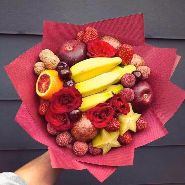 Với các nguyên liệu dễ tìm, giá thành rẻ, những bó hoa rau củ sẽ là món quà độc đáo dành tặng bạn bè, người thân.