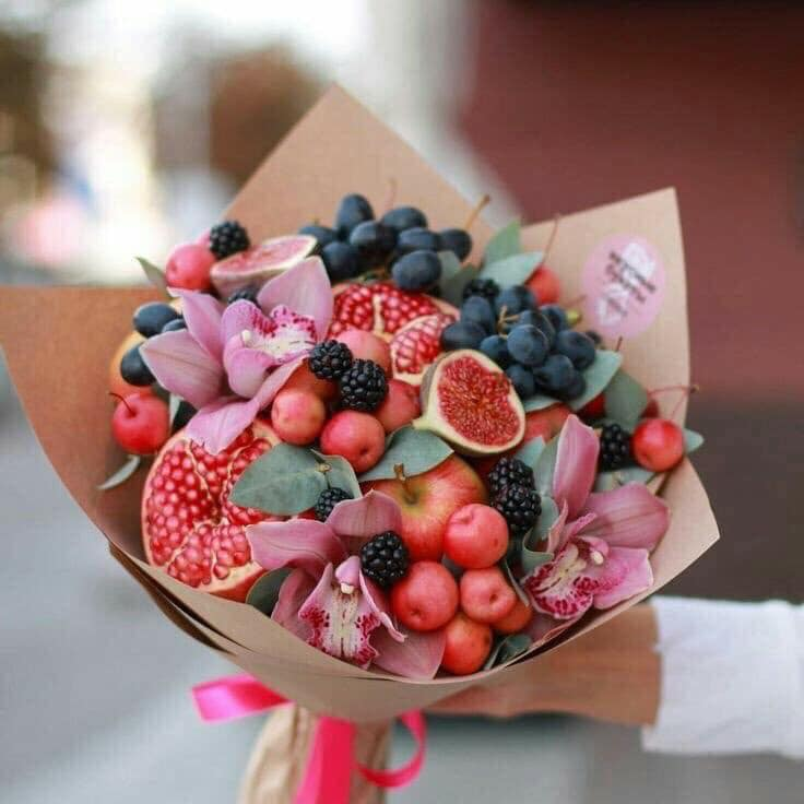 Nếu bạn cảm thấy tiếc và lãng phí khi phải vứt vào sọt rác những lẵng hoa héo, bó hoa làm từ trái cây và rau củ sẽ là lựa chọn hợp lý dành cho bạn nhân ngày Quốc tế phụ nữ năm nay.