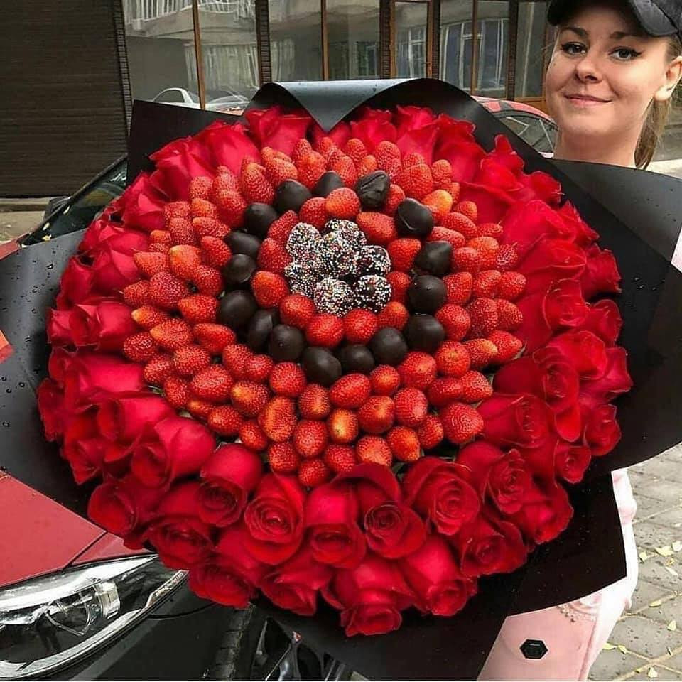 Những tín đồ hoa quả chắc chắn sẽ không thể từ chối món quà đặc biệt được làm từ các loại quả hấp dẫn như táo, cam, bơ, mận.