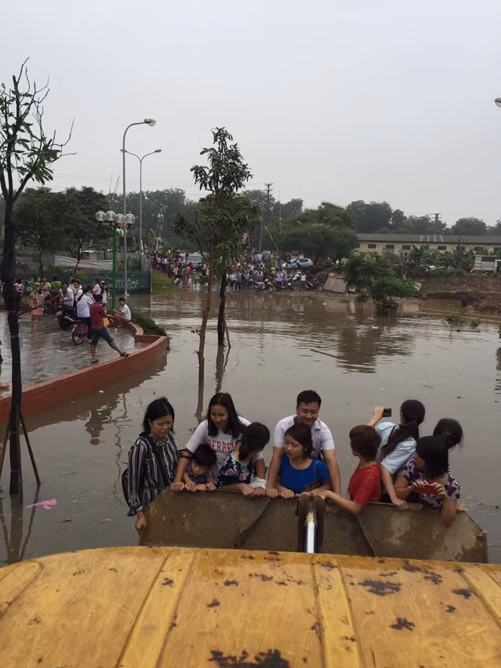 Cảnh người dân Hà Nội vật vã vượt qua biển nước.